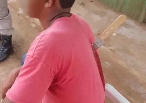 Novinho fica com faca gravada no meio das costas após ser atacado em bar