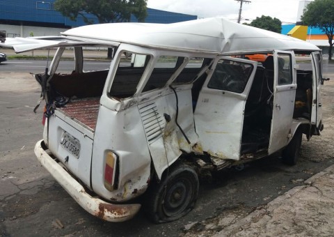 Kombi é destruída após ser atingida por ônibus e carreta em Manaus
