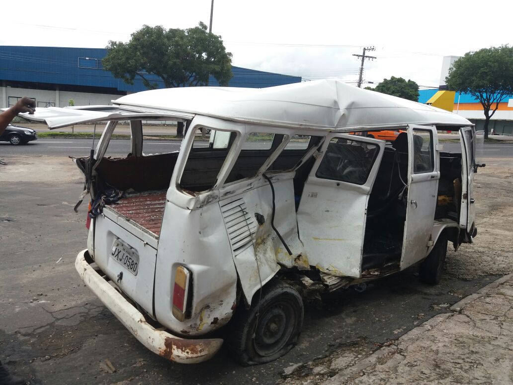 Kombi é destruída após ser atingida por ônibus e carreta em Manaus