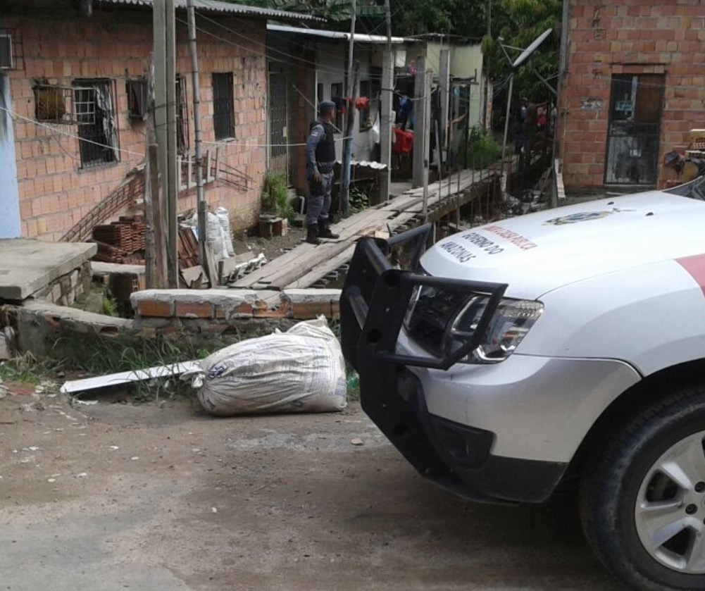 Corpo esquartejado é encontrado dentro de sacos em rip rap de Manaus