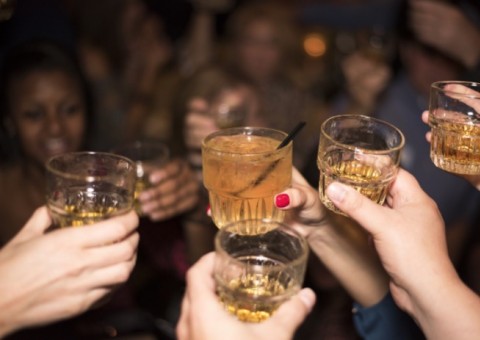 Projeto para aumentar segurança de mulheres em bares é aprovado na Câmara