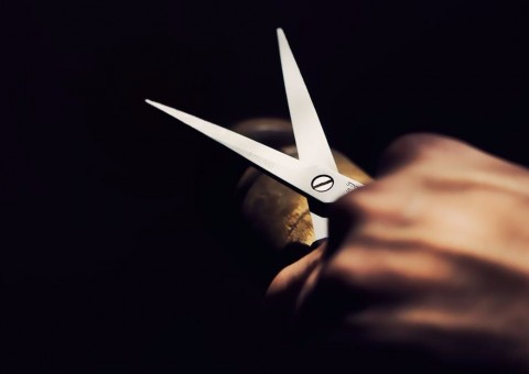 Jovem é preso após matar mãe com tesouradas e aterrorizar padrasto