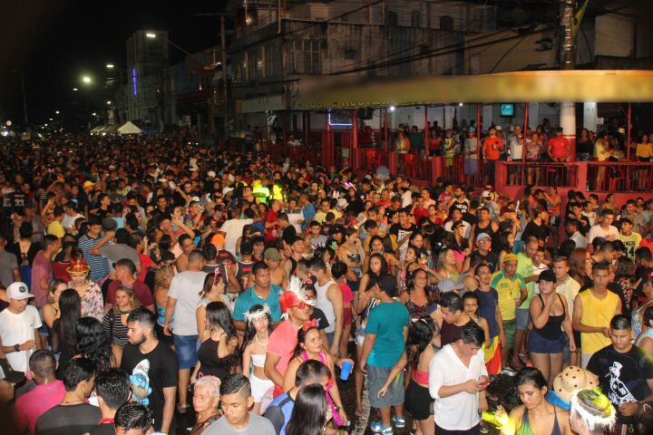 Carnaval do Educandos arrasta multidão nas ruas de Manaus
