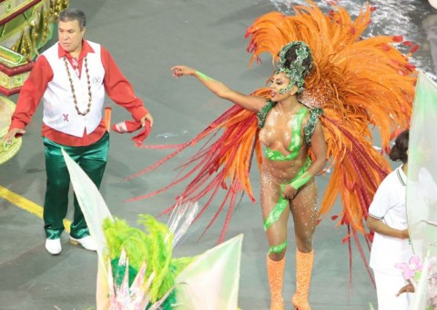 Tapa-sexo de madrinha da X-9 cai durante desfile no Sambódromo 