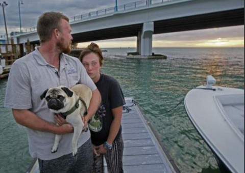 Casal vende tudo para viver em barco à vela e o pior acontece
