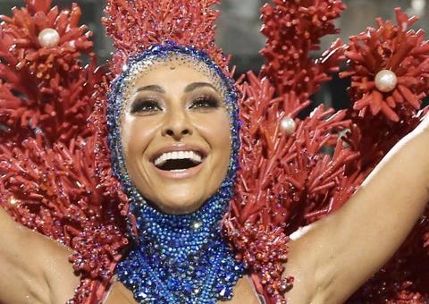 Com Rainha de bateria expulsa, Gaviões da Fiel tem Sabrina Sato 'solo' com corpo impecável
