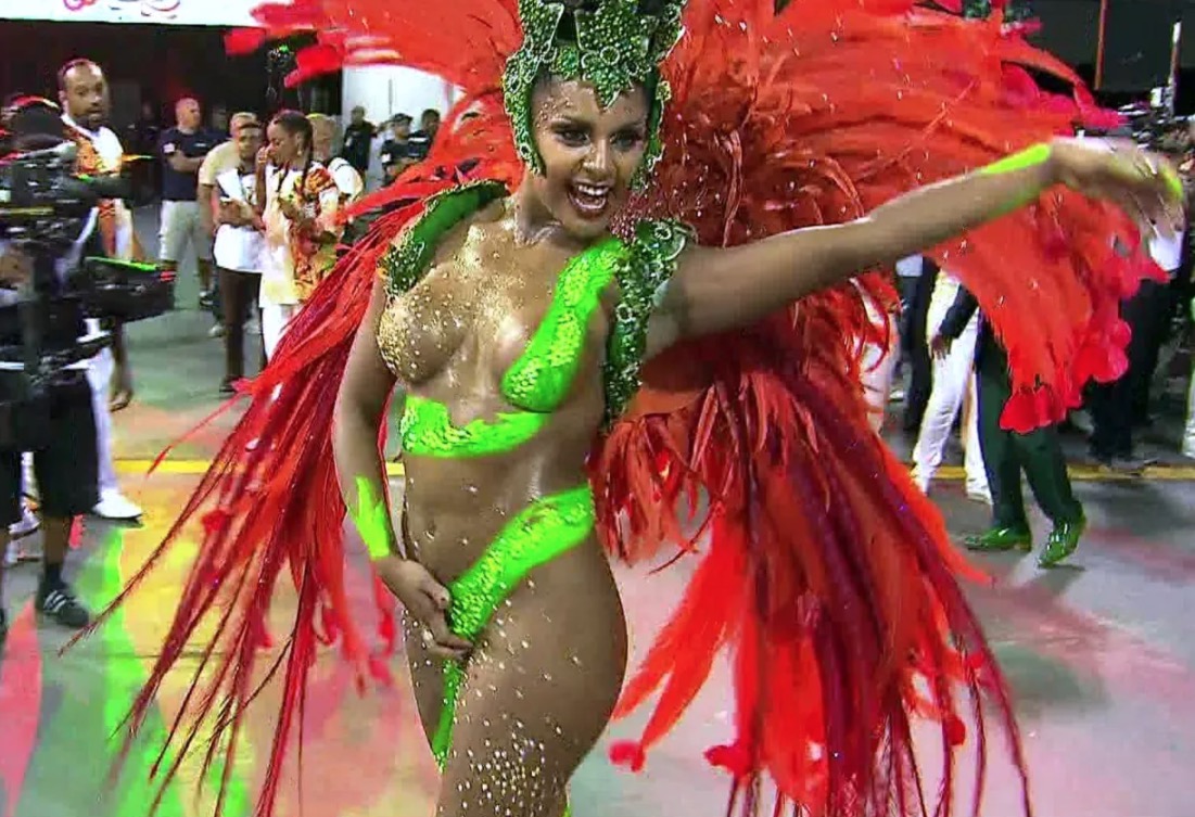 Tapa-sexo de madrinha da X-9 cai plena avenida e beldade continua sambando