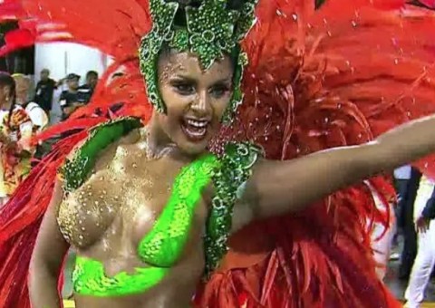 Tapa-sexo de madrinha da X-9 cai plena avenida e beldade continua sambando