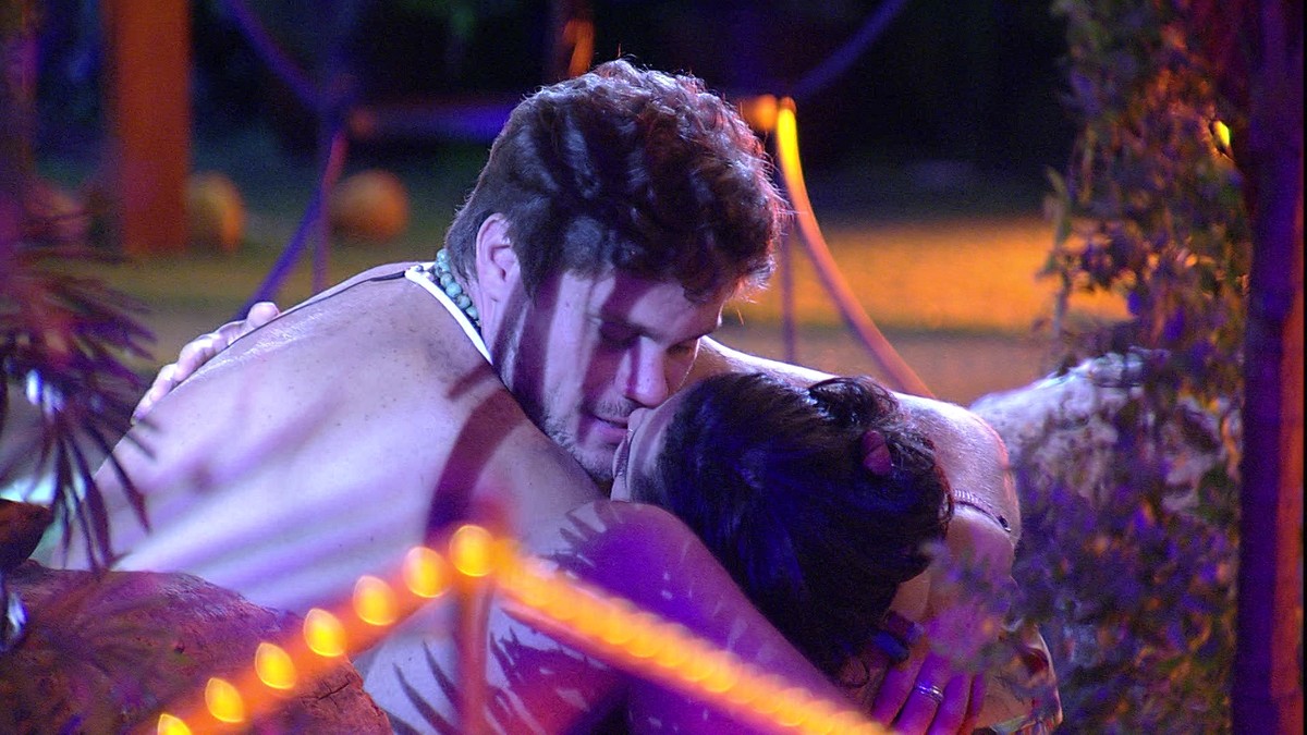 BBB18: Paula e Breno se beijam e brother tem conversa com Ana Clara