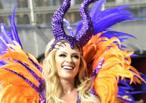 Mega-turbinada, Juju Salimeni deixa quase nada para imaginação em noite de samba 