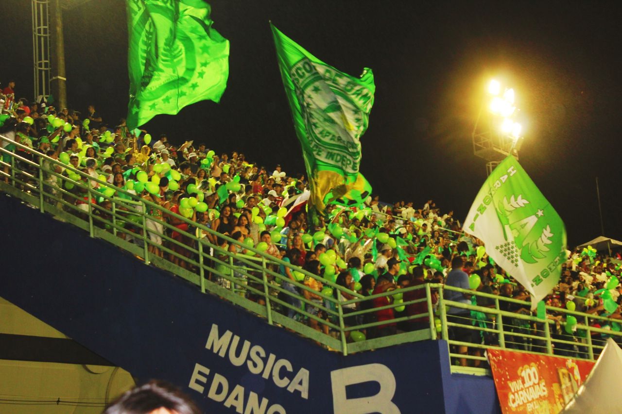 Multidão lota sambódromo para prestigiar desfile das escolas de samba em Manaus