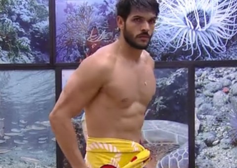BBB18: Após banho, Lucas mostra demais ao vestir cueca