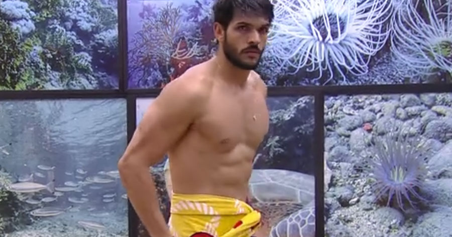 BBB18: Após banho, Lucas mostra demais ao vestir cueca