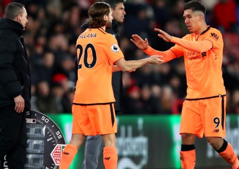 Liverpool triunfa com show de Firmino e cola no Manchester United