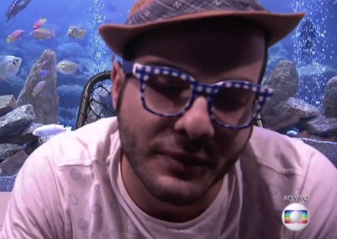 Mahmoud aproveita ida ao confessionário e manda recado para manauara