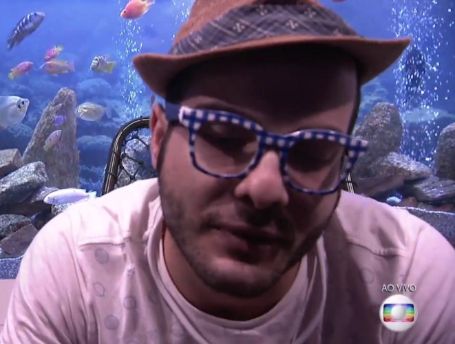 Mahmoud aproveita ida ao confessionário e manda recado para manauara