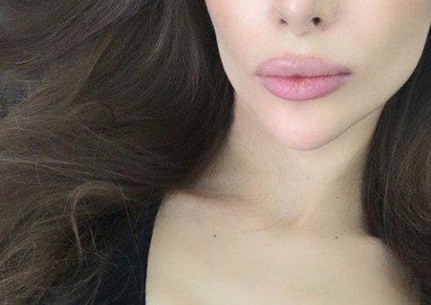 Blogueira fica com seio quadrado após erro médico