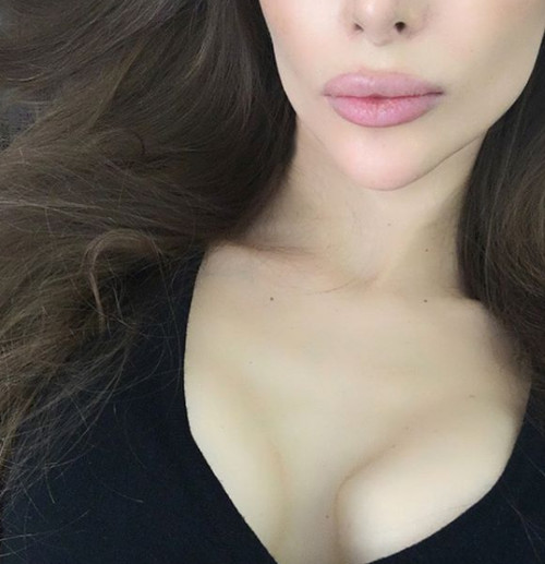 Blogueira fica com seio quadrado após erro médico