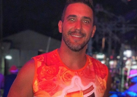 André Marques faz temperatura subir com pegação em camarote