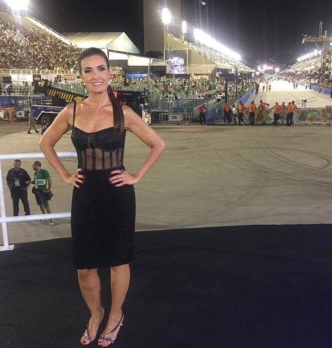 Fátima Bernardes causa ao usar look transparente e cabelão no Carnaval