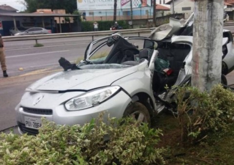 Carro fica destruído e homem morre em grave acidente 