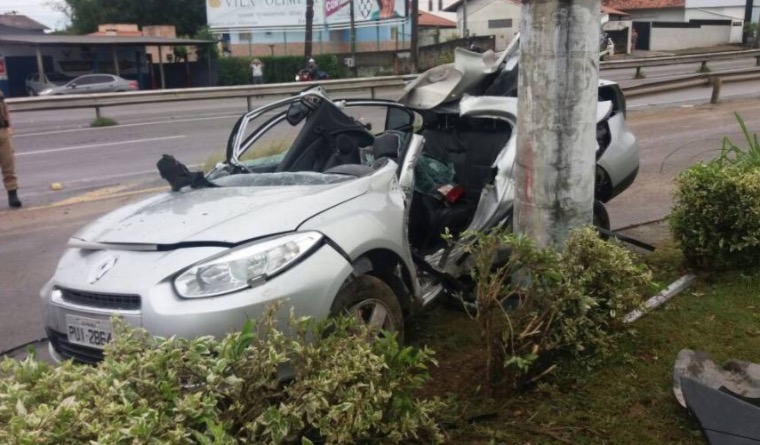 Carro fica destruído e homem morre em grave acidente 