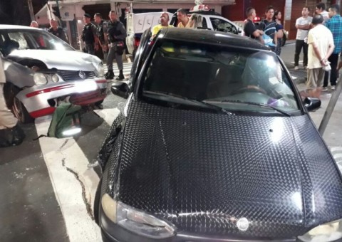 Em Manaus, acidente entre carros deixa dois presos às ferragens 