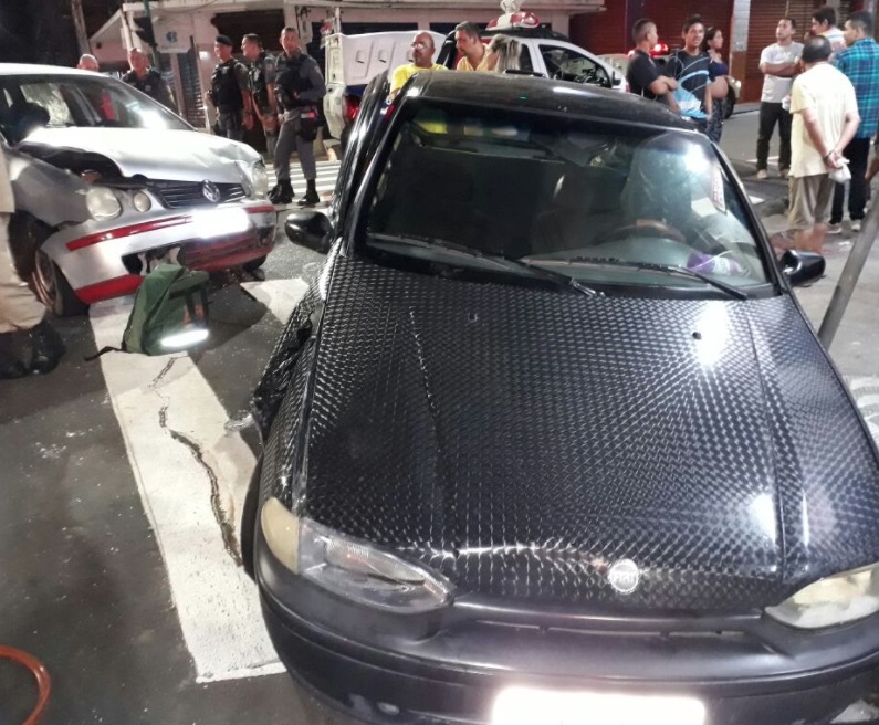 Em Manaus, acidente entre carros deixa dois presos às ferragens 