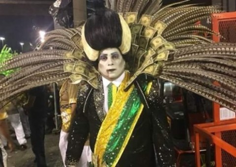 Tuiuti levou presidente vampiro sugador de dinheiro para a Avenida do Samba, 'Fora Temer'