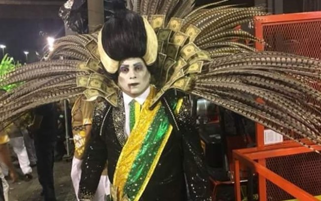 Tuiuti levou presidente vampiro sugador de dinheiro para a Avenida do Samba, 'Fora Temer'