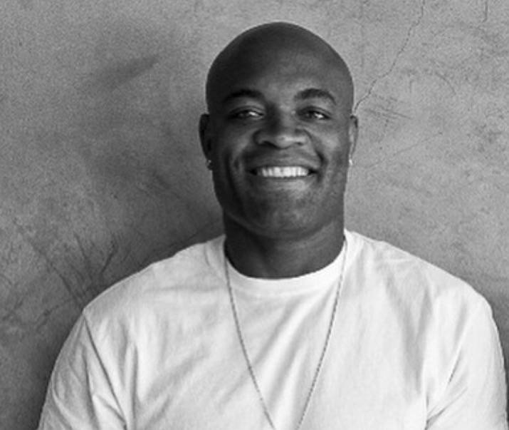 De salto alto, Anderson Silva rebola muito ao som de Pabllo Vittar 