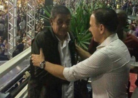 Zeca Pagodinho tenta evitar foto ao lado de Doria em SP
