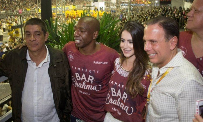 Zeca Pagodinho tenta evitar foto ao lado de Doria em SP