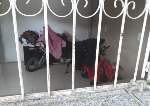 Dupla anuncia motocicleta furtada de mototaxista na internet e é presa em Manaus