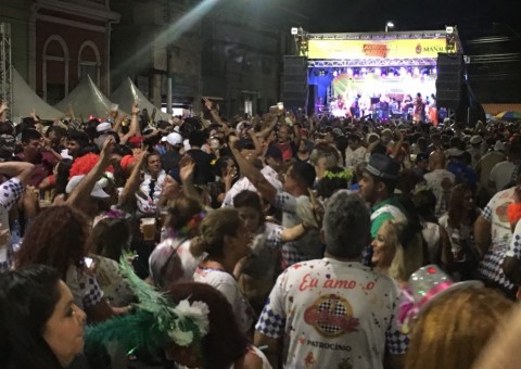 Bloco do Caldeira agita Centro de Manaus com milhares de foliões