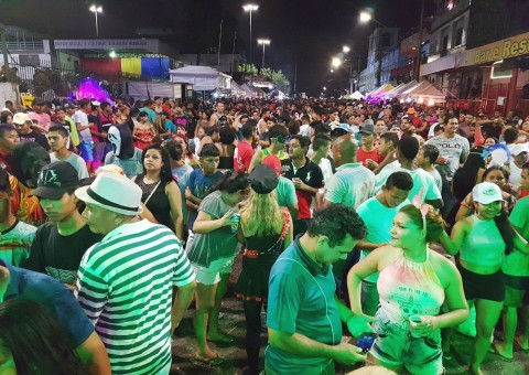 Mais de 5 mil pessoas se divertem no Carnaval do Educandos