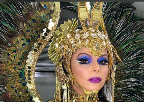 Viviane Araújo surge ousada em fantasia luxuosa na Sapucaí