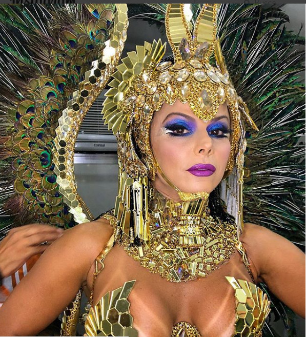 Viviane Araújo surge ousada em fantasia luxuosa na Sapucaí