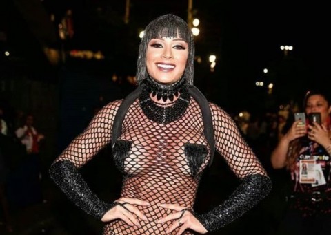 Juju Salimeni deixa pouco para imaginação com fantasia transparente