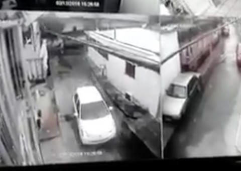 Criminosos chegam em carro para roubar veículo em Manaus, vídeo