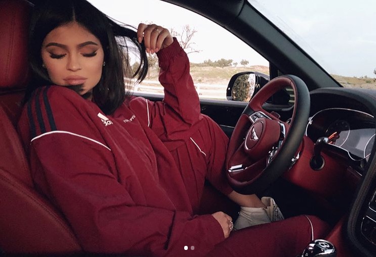 Kylie Jenner surge pela 1ª vez após nascimento da filha