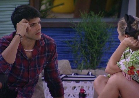 BBB18: Jéssica dorme com blusa de Lucas após dizer que ele não resistiria a ela