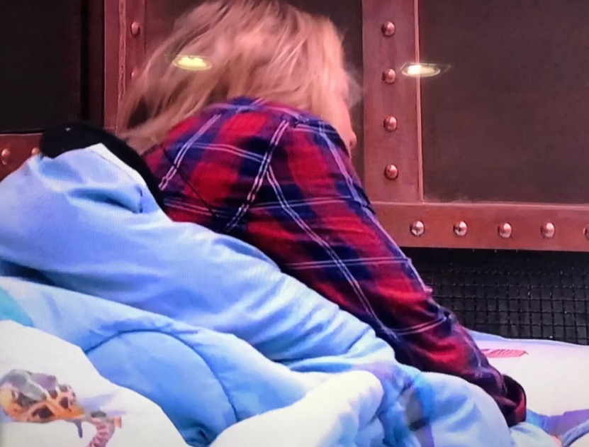 BBB18: Jéssica dorme com blusa de Lucas após dizer que ele não resistiria a ela