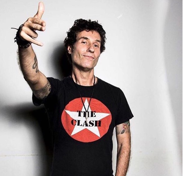 Dinho Ouro Preto conta que ônibus da banda foi interceptado por bandidos no Rio