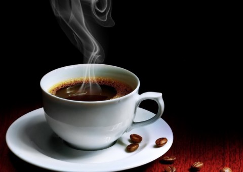 Beber café muito quente aumenta risco de câncer no esôfago, aponta estudo