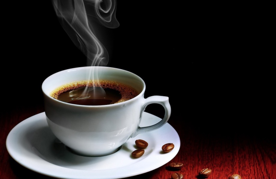Beber café muito quente aumenta risco de câncer no esôfago, aponta estudo