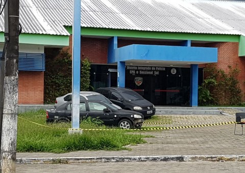 Suposta bomba é encontrada dentro de carro preto em Manaus