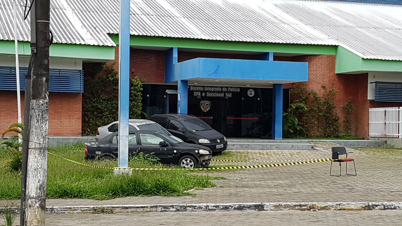 Suposta bomba é encontrada dentro de carro preto em Manaus