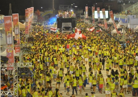 Carnaboi reúne 30mil brincantes no Sambódromo 