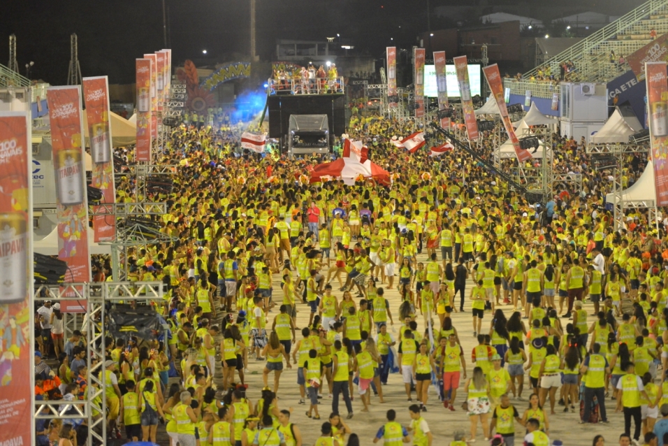 Carnaboi reúne 30mil brincantes no Sambódromo 